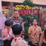 Pj. Wali Kota Batu Dorong Kebersihan Sekolah: Inspirasi dan Motivasi bagi Generasi Penerus di Desa Sumberejo pj kunjungi SD.jpeg7