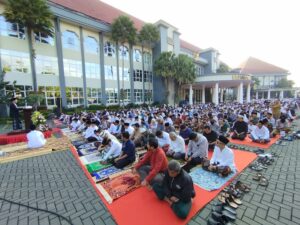 sholat idul adha di masjid brigejen Soegiono