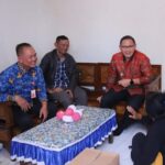 Sepenggal Kepedulian yang Mengubah Hidup: Bantuan Kursi Roda dari Pj Wali Kota Batu untuk Ibu Marsiti SERAHKAN BANTUAN KUTSI RODA.jpeg1