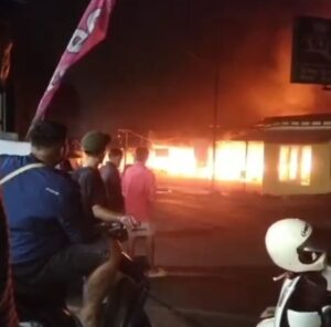 kebakarang pasar karlos