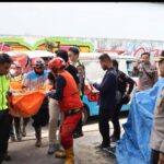 Kapolres Batu Pimpin Evakuasi Korban Longsor di Perbatasan Mojokerto–Batu IMG-20250404-WA0028