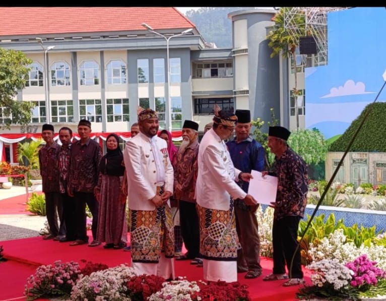 Penyerahan Sertifikat Reforma