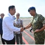 Menko AHY Disambut Hangat Komandan Lanud Abd Saleh Saat Mendarat di Malang Screenshot_2025-10-24-15-37-02-476_com.android.chrome-edit