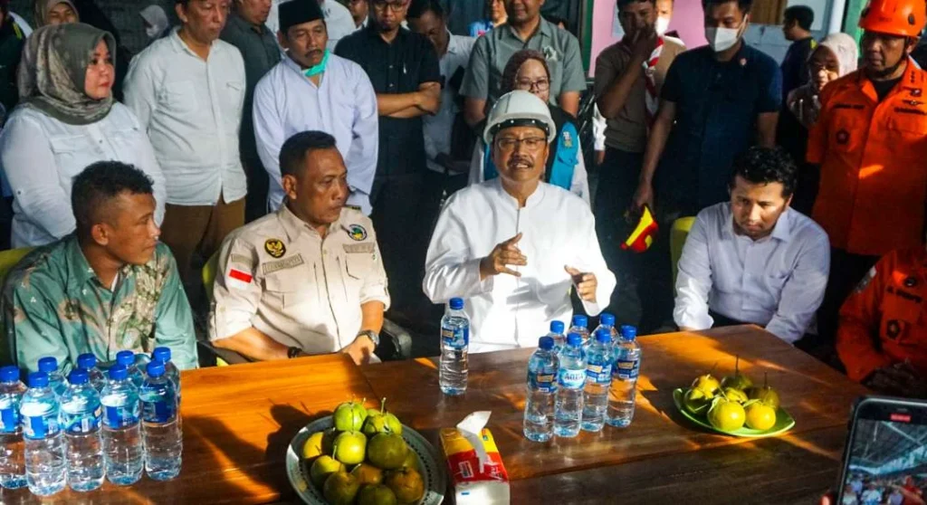 mensos-gus-ipul-soroti-beratnya-tantangan-evakuasi-korban-ponpes-al-khoziny--thumbnail-877