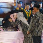 Tangis Pecah di Gedung Wisuda UIN Malang: Ambar Pergi Sebelum Menyandang Toga, Orang Tuanya Menerima Ijazah dengan Air Mata prapto