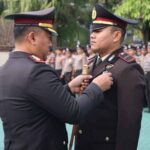 Kapolres Batu Anugerahkan Satyalencana Pengabdian kepada Personel Berprestasi KAPOLRES BATU SEMATKAN SATYALENCANA_11zon