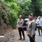 Kapolres Batu Tinjau Lokasi Longsor di Payung 2, Pastikan Keselamatan Warga KAPOLRES TINJAU LOKASI LONGSOR_11zon