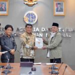 MENTERI NUSRON SERAHKAN SERTIFIKAT_11zon