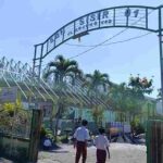 Gerbang Digembok Saat Upacara, Guru SD dan Wali Murid TK Nyaris Bentrok di Kompleks Sekolah SD Sisir Satu Batu 1281572_11zon