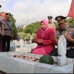 Ziarah ke TMP Suropati dan Beri Tali Asih, Polres Batu Teguhkan Semangat Juang di Hari Bhayangkara ke-80 1618381_11zon