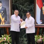 Wamen ATR Serahkan 499 Sertipikat Aset kepada Gubernur Pramono Anung pada HUT ke-499 DKI Jakarta