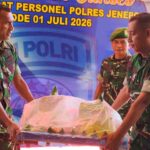 TNI Beri Kejutan Hari Bhayangkara ke-80, Dandim 1425/Jeneponto Antar Tumpeng ke Polres