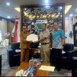 Plt Kepala BPN Kota Batu Serahkan Delapan Sertipikat Aset kepada Wali Kota, Percepat Pengamanan Aset Daerah