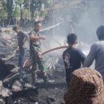 Babinsa dan Damkar Sigap Padamkan Kebakaran Tiga Rumah di Jeneponto