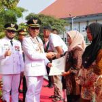 HUT ke-81 RI, Wali Kota Batu Serahkan Sertipikat PTSL, Warga Diingatkan Jaga Legalitas Tanah