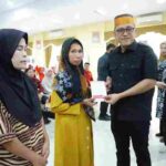 Bupati Jeneponto Pastikan KKS PKH dan Sembako Tahap II Tepat Sasaran 1934982_11zon