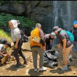 ASTON Inn Batu Turun ke Lereng Arjuno, Ingatkan Ancaman Sampah bagi Sumber Air