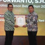 Nurochman Anugerahkan Lencana Hakaryo Guno Mamayu Bawono kepada Aris Purwanto, Panji Gedhe Prabowo Pimpin Polres Batu