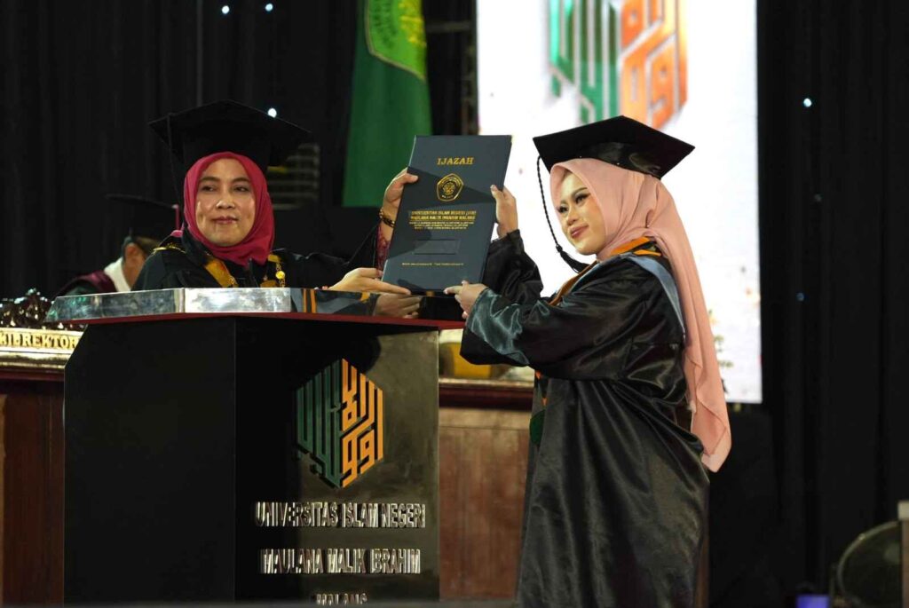 REKTOR WISUDA_11zon