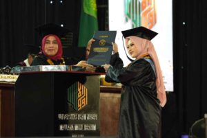 REKTOR WISUDA_11zon